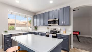 Refrigerador, microondas, horno y parrilla de estufa