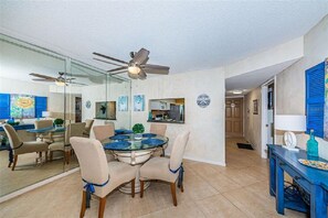 Dining - Water front 2b, 2ba condo with white-sand beach across the street (Indian Shores)