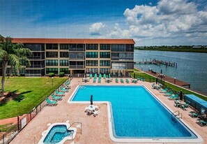 Piscina all'aperto, una piscina riscaldata