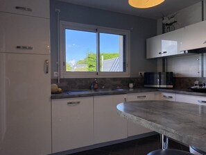Fridge, oven, dishwasher, toaster - Beautiful modern house located in Erquy, with a private swimming pool. (ERQUY)
