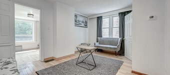 Trendy 2B, Minutes from DowntownToronto,by the Lake. Ideal for Long Term Stays!