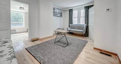 Trendy 2B, Minutes from DowntownToronto,by the Lake. Ideal for Long Term Stays!