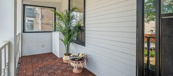 Trendy 2B, Minutes from DowntownToronto,by the Lake. Ideal for Long Term Stays!