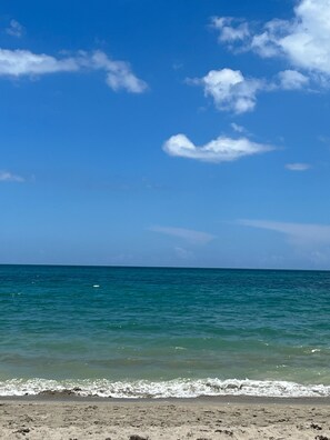 Plage, chaises longues