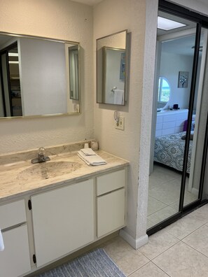 Baignoire, sèche-cheveux, serviettes fournies, savon