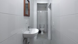 Shower, towels - Sunset Single Room Near Airport Wi-fi & Parking (Santo Domingo Este)