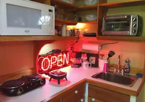 Kühlschrank, Mikrowelle, Ofen, Wasserkocher mit Kaffee-/Teezubehör