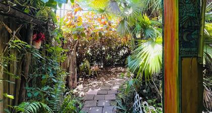 Secluded Bungalow Oasis & Sanctuary garden between Miami & Keys