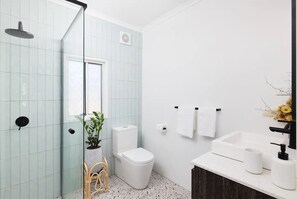 Ducha, toallas, jabón y papel higiénico