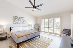 2 bedrooms, desk, iron/ironing board, travel cot - Desert Falls Country Club | Pools, Hot Tub, Tennis, Pickleball & Gym (Palm Desert)