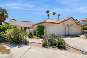 Property grounds - Desert Falls Country Club | Pools, Hot Tub, Tennis, Pickleball & Gym (Palm Desert)