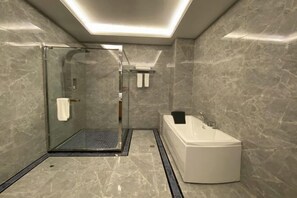 Bathroom - Qirui Hotel (Huize)