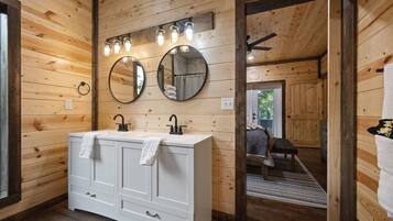 3 chambres, bureau, fer et planche à repasser, lit parapluie