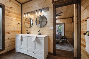 3 soverom, skrivebord, strykejern/-brett og reiseseng for barn