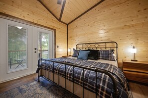 3 slaapkamers, een bureau, een strijkplank/strijkijzer, reisbedje