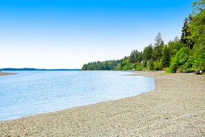 On the beach - Waterfront retreat with private beach, cookhouse, hot tub, EV charger, & firepit (Gig Harbor)