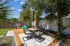 Outdoor dining - Private Beach Getaway Home - Centrally Located to all Beaches & Entertainment (Seminole)