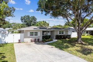 Exterior - Private Beach Getaway Home - Centrally Located to all Beaches & Entertainment (Seminole)