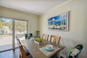 Dining - Private Beach Getaway Home - Centrally Located to all Beaches & Entertainment (Seminole)
