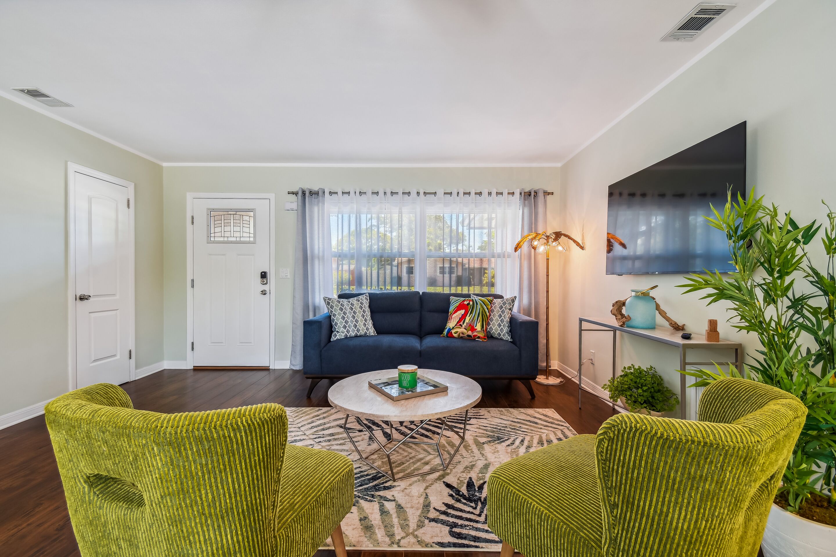 Smart-tv, een open haard en boeken