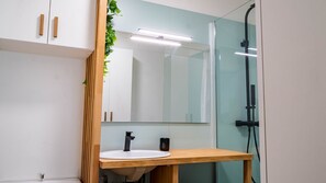 Een douche, een haardroger, handdoeken