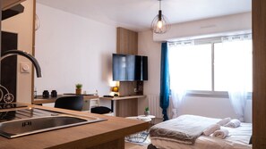 Una scrivania, accesso a Internet, lenzuola