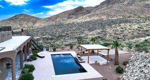 Utendørsbasseng og et oppvarmet basseng