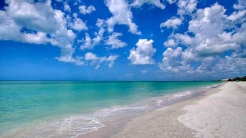 Beach nearby, sun loungers, beach towels