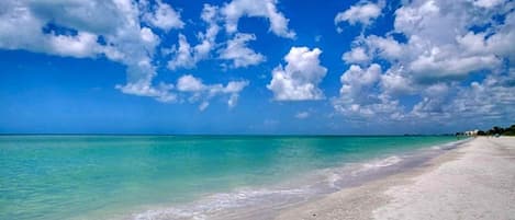 Plage à proximité, chaises longues, serviettes de plage