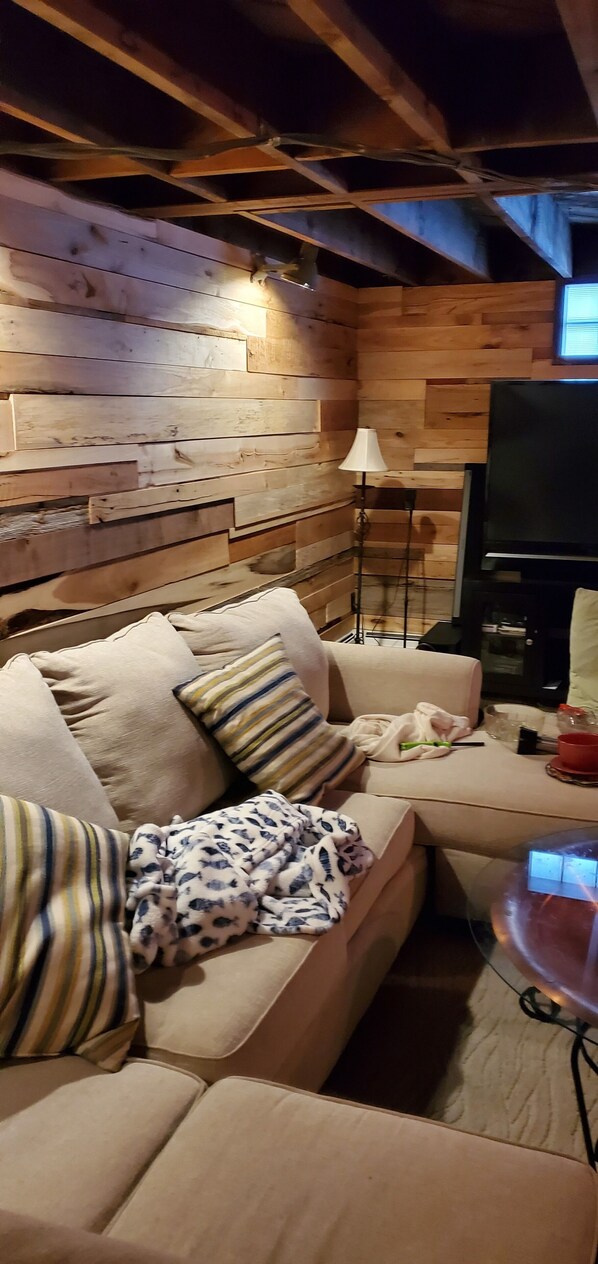 Smart TV, fireplace, DVD player