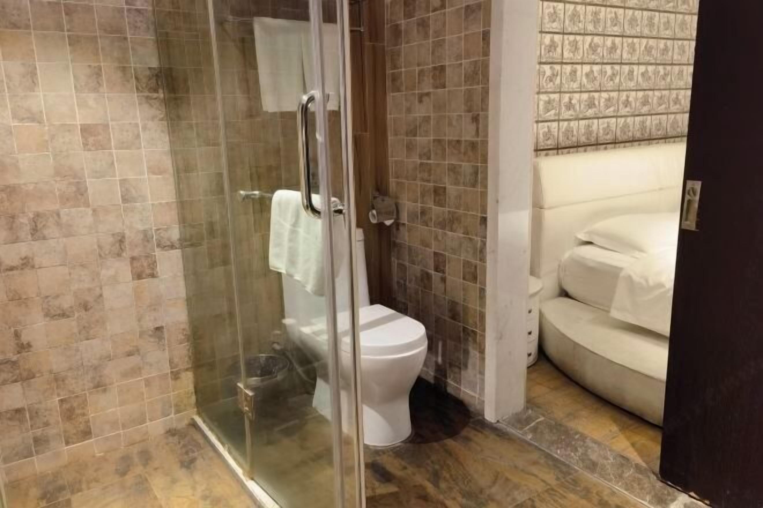 Ein Badezimmer mit Duschkabine, Toilette und einer weißen Badewanne.