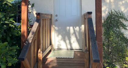 Quite private rooms w/bathroom — super close to Hayward airport