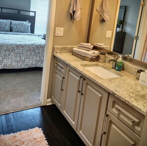 Combinazione doccia/vasca, asciugacapelli, asciugamani, sapone