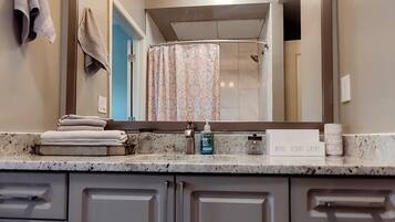 Ensemble douche/baignoire, sĂšche-cheveux, serviettes fournies, savon