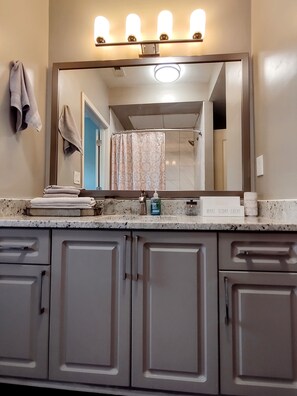 وحدات دش مع أحواض استحمام، مجففات شعر، مناشف، صابون