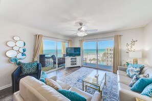 Smart TV, computer monitors - “ Living the Dream “ in our 3 bedroom 3 bathroom beachside condo with pool! (Redington Shores)