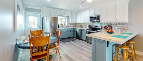 ثلاجة، ميكروويف، فرن، موقد طهي مسطح