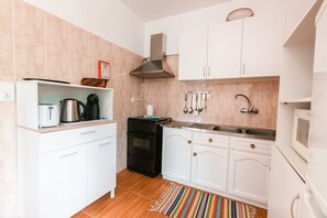 Refrigerador, microondas, horno y cafetera y tetera