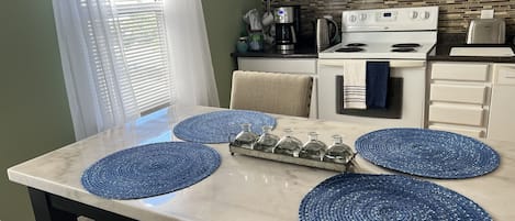 Réfrigérateur, un four, surface de cuisson, lave-vaisselle