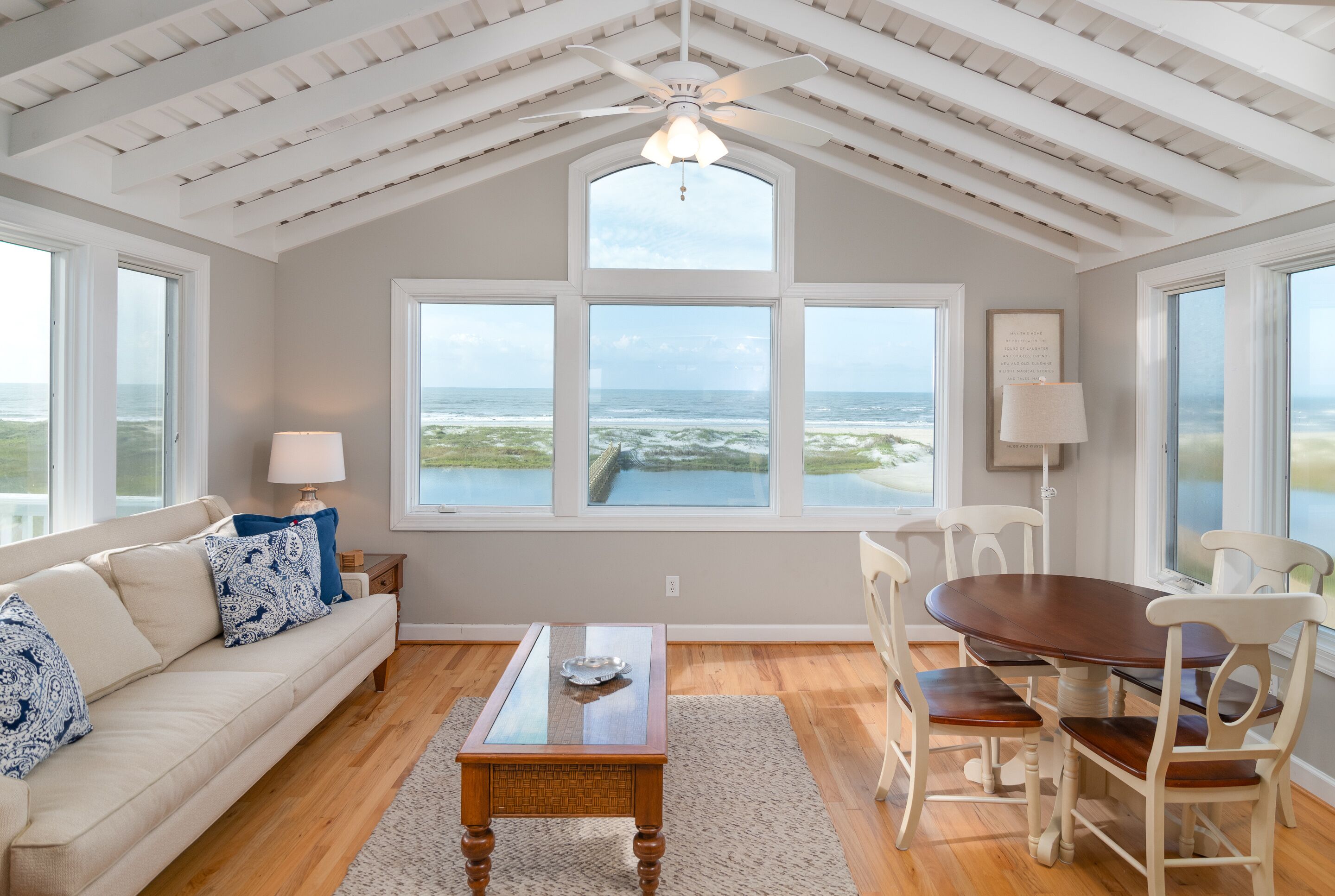 Televisión y chimenea 