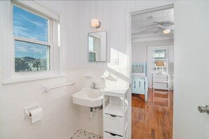 Combined shower/tub