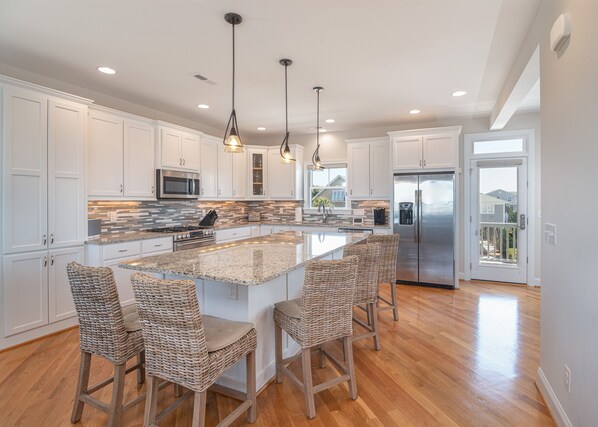 冷蔵庫、電子レンジ、オーブン、コンロ