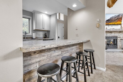Modern Retreat with Stunning Views. Holiday Valley across the Street! Sleeps 8