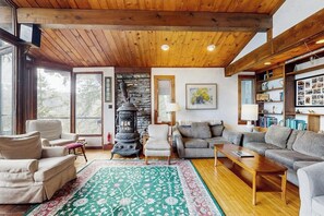 TV, DVD player, ping pong, stereo - Spectacular dog-friendly lakefront house with washer/dryer & fast WiFi (Castleton)