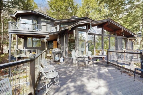 Spectacular dog-friendly lakefront house with washer/dryer & fast WiFi
