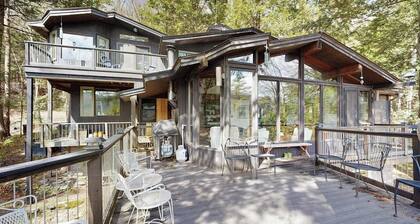 Spectacular dog-friendly lakefront house with washer/dryer & fast WiFi