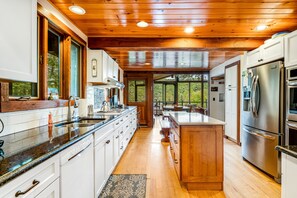 ثلاجة، ميكروويف، فرن، موقد طهي مسطح