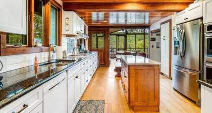 Spectacular dog-friendly lakefront house with washer/dryer & fast WiFi