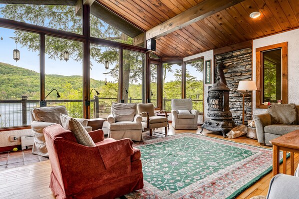 المنشأة من الداخل