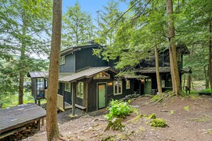 Exterior - Spectacular dog-friendly lakefront house with washer/dryer & fast WiFi (Castleton)